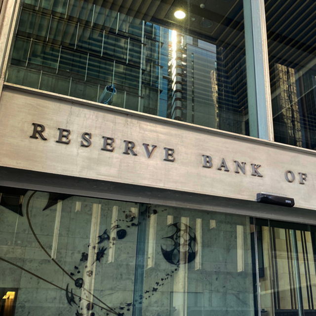 Avustralya'da faiz değişmedi, varlık alım hızı düşürüldü