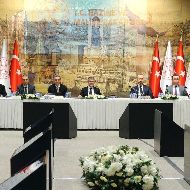 Bakan Nebati ekonomist ve akademisyenlerle bir araya geldi