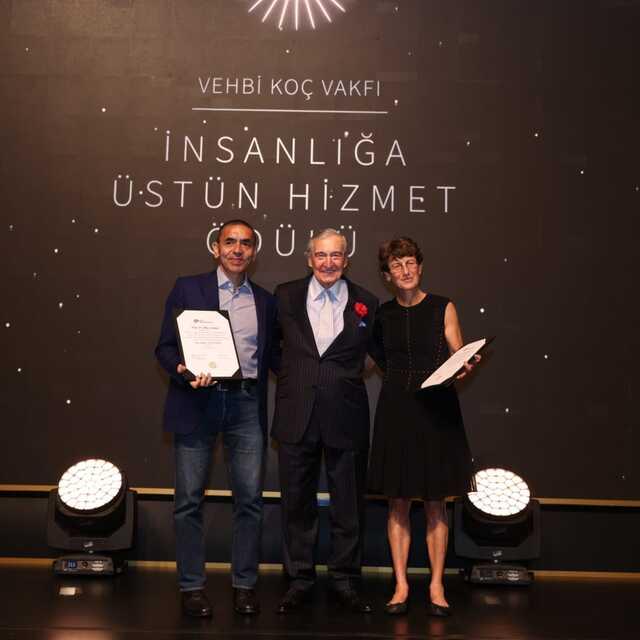 Koç'un İnsanlığa Hizmet Ödülü Prof. Türeci ve Prof. Şahin'e - 4 yıl önce