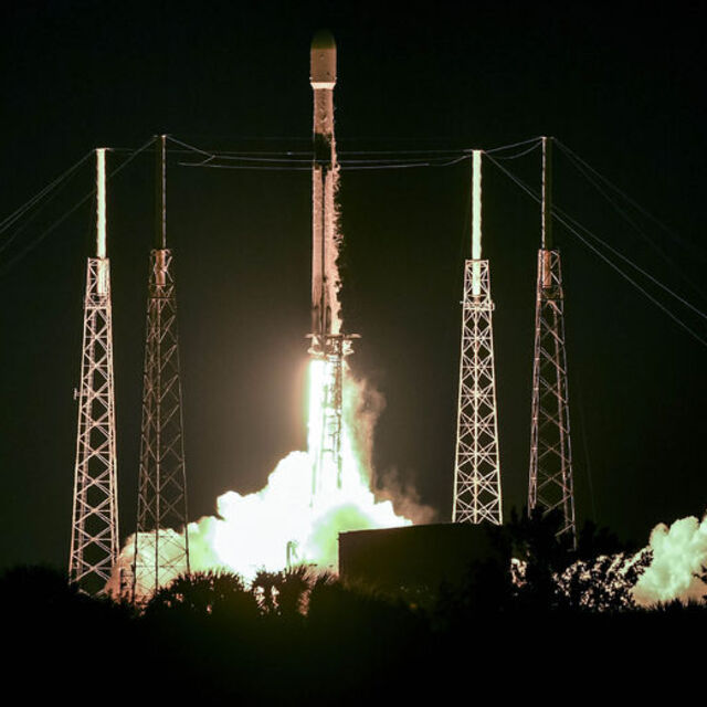 SpaceX Ay’a iniş yapacak ilk ticari uzay aracını fırlattı