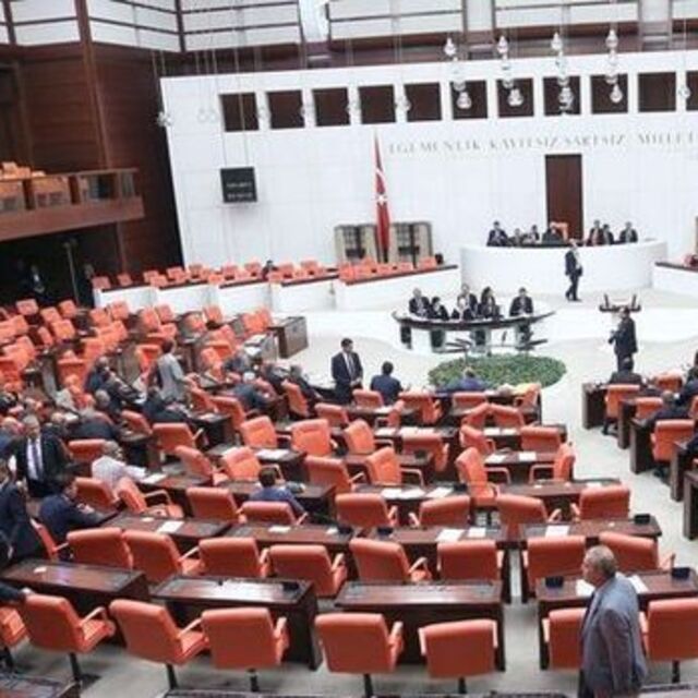 Kamuda sözleşmeli personele kadro teklifi yasalaştı