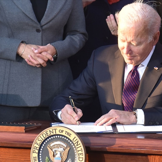 Biden, geçici bütçe tasarısını onayladı