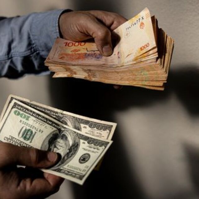 Arjantin pesosu, dolar karşısında yüzde 50'den fazla devalüe edilecek