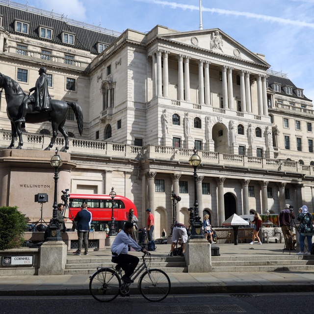 İngiltere Merkez Bankası faizi sabit tuttu