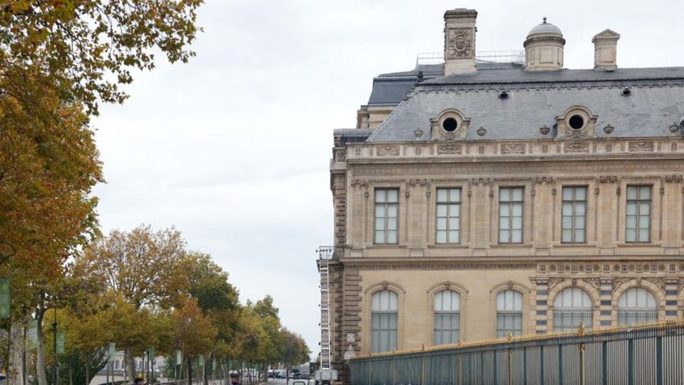 Fransa'da Louvre Müzesinden tarihi mücevherler çalındı | Son dakika ekonomi haberleri