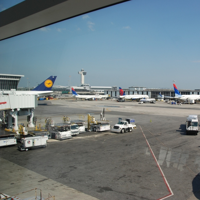 Kapanma nedeniyle ABD'de 40 havalimanı kapasite azaltıyor