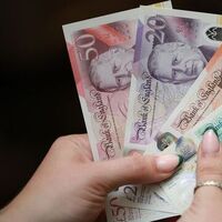 Sterlin gelir vergisi haberleriyle düştü