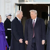 Trump, Biden'ın onayladığı kararnameleri iptal etti