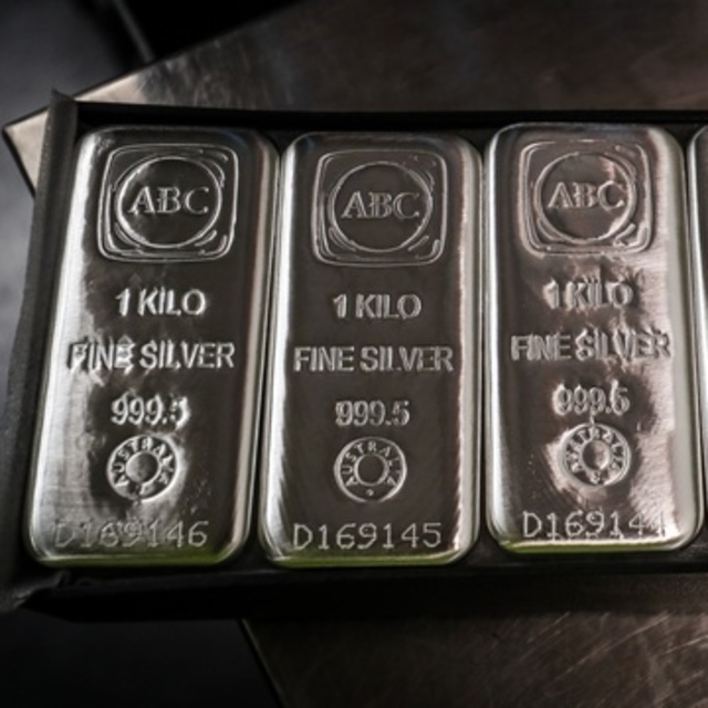 Gümüş rekor seviyeye yakın seyrediyor