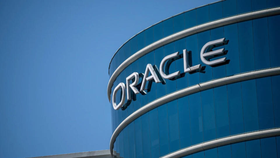 Oracle, OpenAI veri merkezi projelerini 2028'e erteledi
