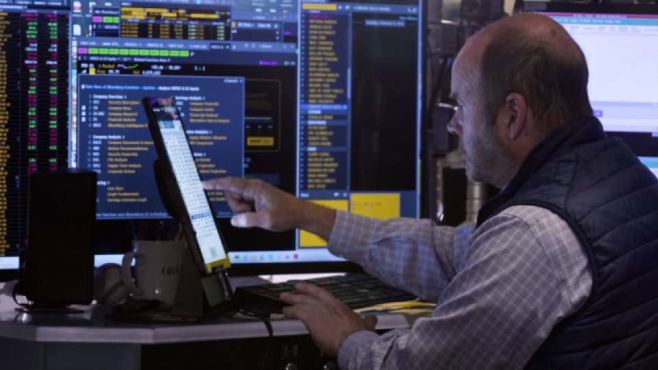 Trump'ın Grönland vergi tehditleri hisse senetlerini düşürdü