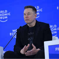 Musk: Gelecek yılın sonunda insansı robotları satmaya başlayabiliriz