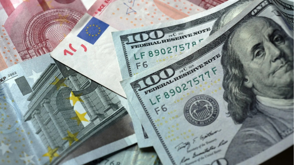 Euro, dolar karşısında 4,5 yılın zirvesine çıktı