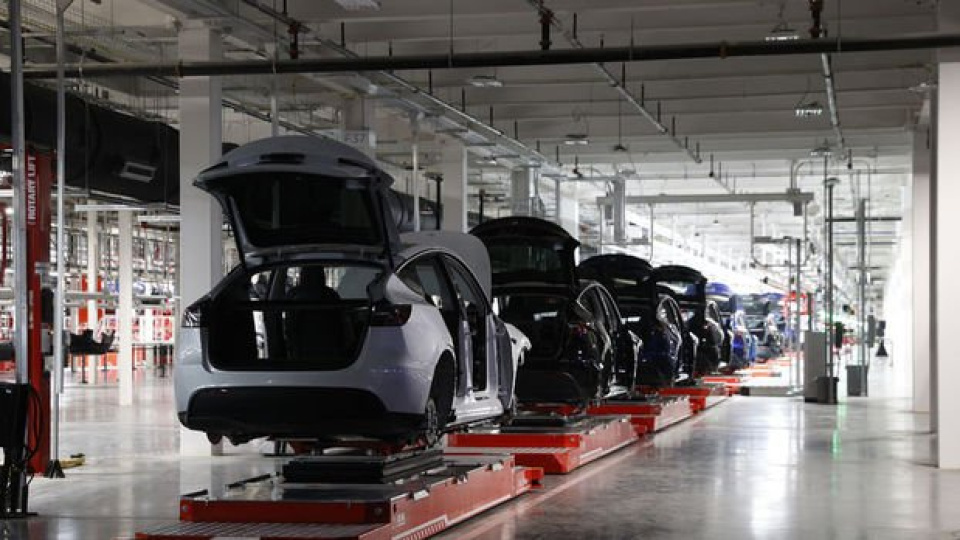Tesla, Model S ve Model X’i üretimden kaldırarak robot üretimine ağırlık verecek