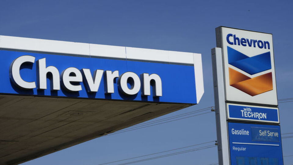 Chevron ile ExxonMobil'in yıllık kârı geriledi