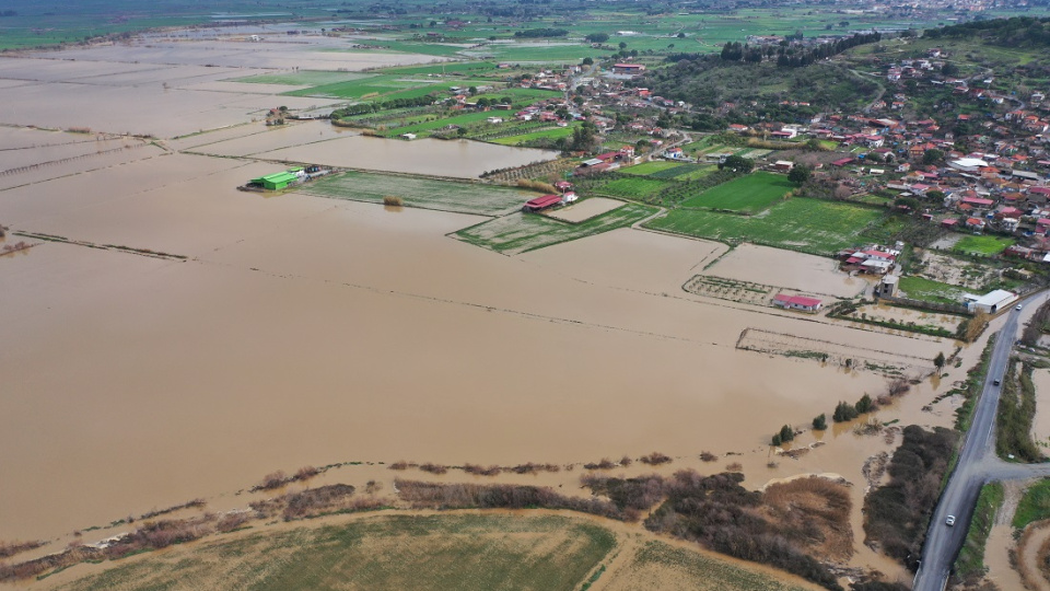 Aydın'da Büyük Menderes Nehri taştı, ekili alanlar su altına kaldı
