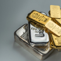 Altın ve gümüş doların güçlenmesiyle düşüşte