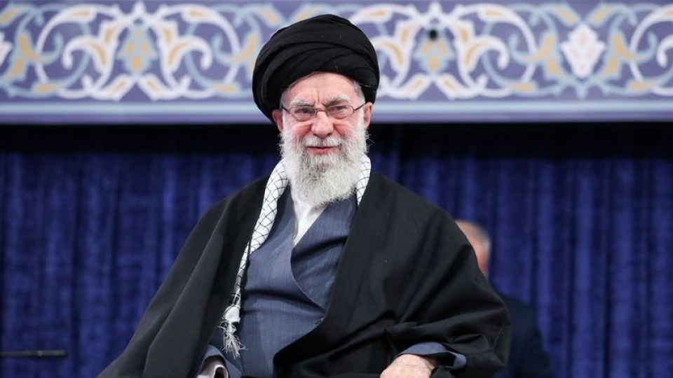 İran lideri Hamaney: Uçak gemisinden tehlikeli olan onu batıracak silahtır