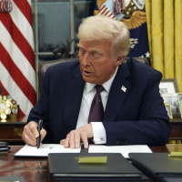 Trump tüm ülkelere yüzde 10 tarife kararını imzaladı