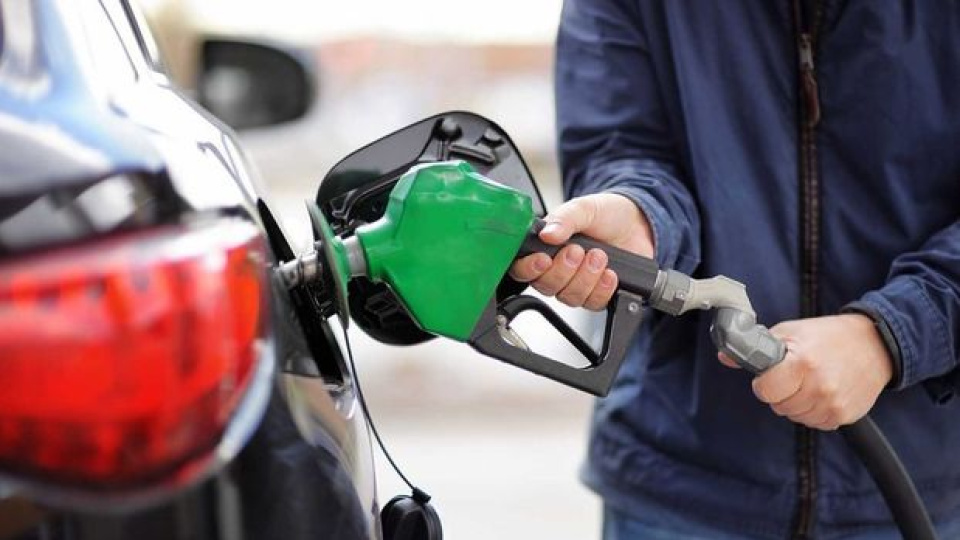 Eşel mobil sonrası akaryakıta ilk zam