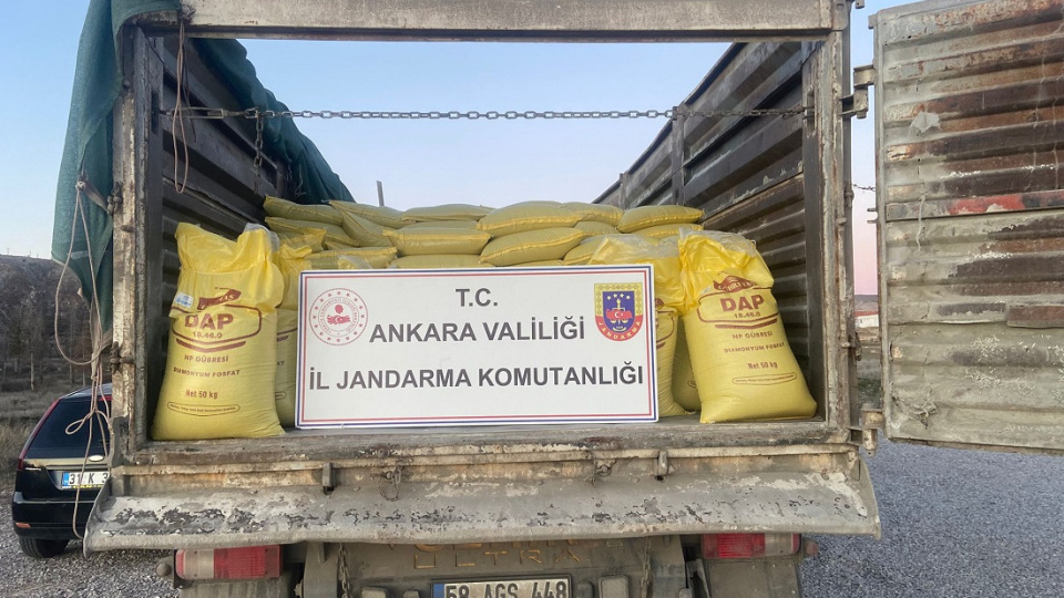 Jandarma operasyonunda 30 ton sahte gübre ele geçirildi