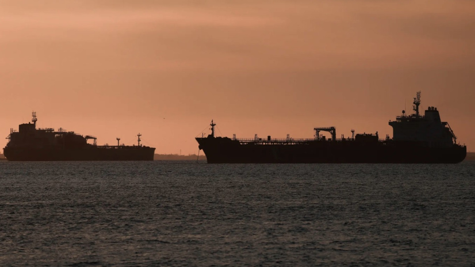 350'den fazla tanker Hürmüz'den geçmek için izin bekliyor