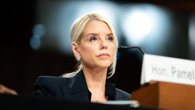 Trump, Adalet Bakanı'nı görevden aldığını duyurdu