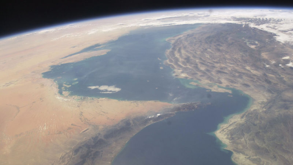 Ateşkesten sonra Hürmüz'den ilk gemi geçti