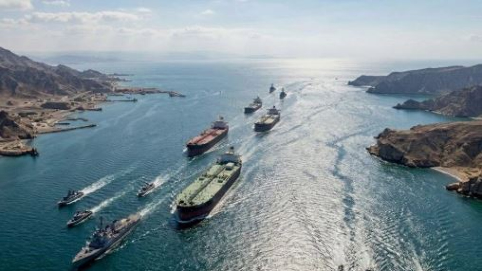 Çinli gemi abluka açıklamasına rağmen Hürmüz'den geçti