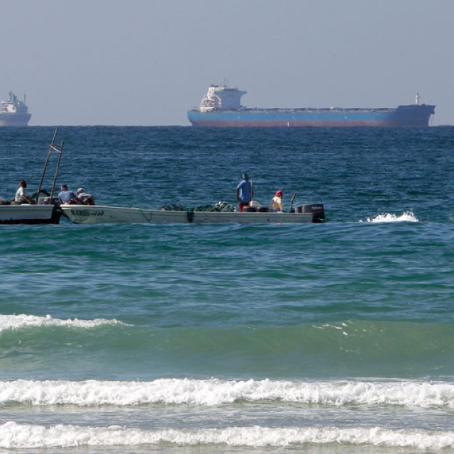 Hürmüz'de ablukayı delen ilk petrol tankeri