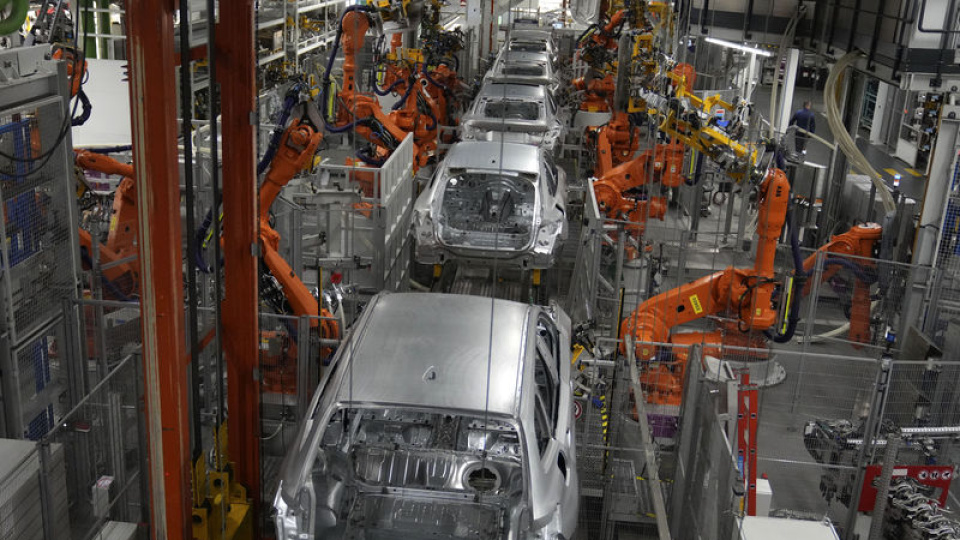 Almanya büyüme tahminini yarıya indirdi