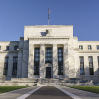 Fed savaş ve değişen liderlik gölgesinde faizi değiştirmedi