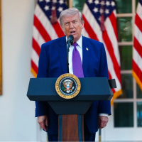 Trump: İran'la görüşmeler devam ediyor