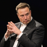 Elon Musk dünyanın ilk trilyoneri oldu