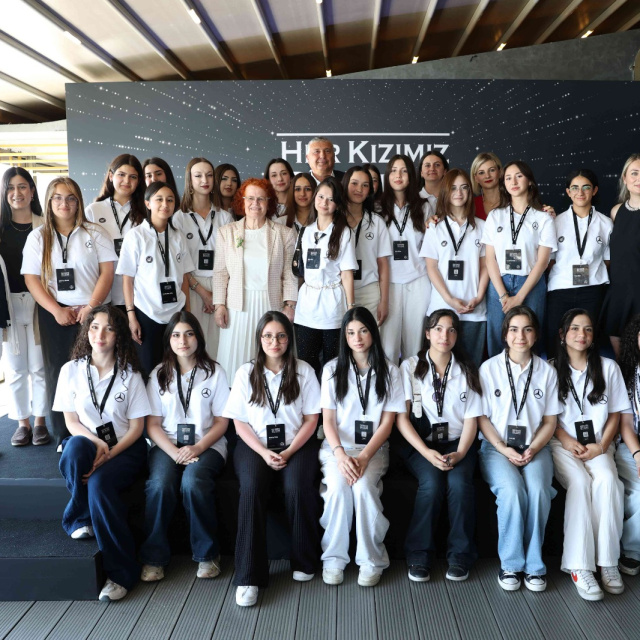Mercedes-Benz Türk ve ÇYDD'den 7 bin kız öğrenciye destek