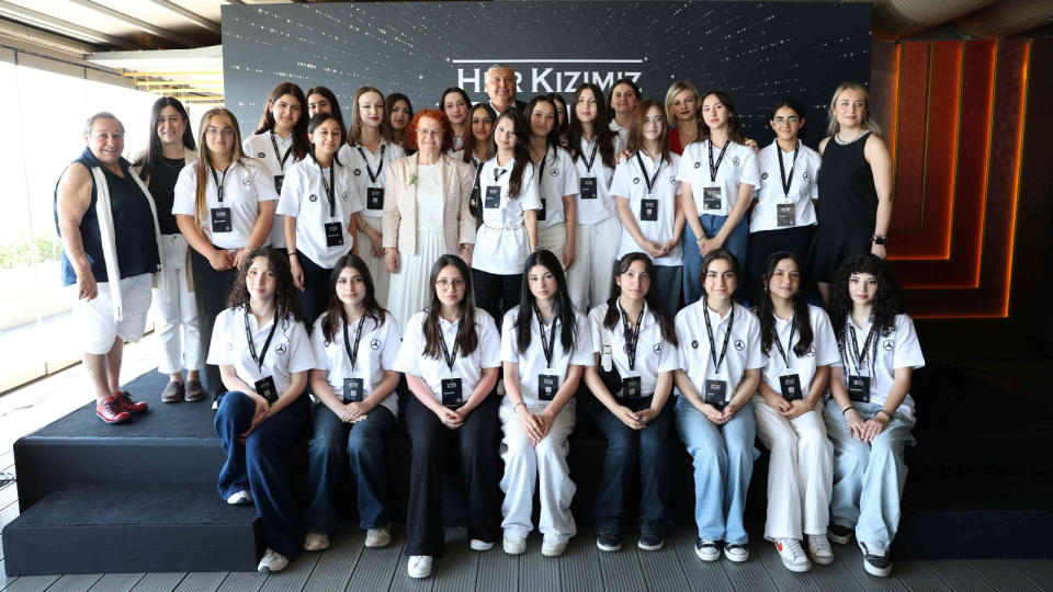 Mercedes-Benz Türk ve ÇYDD'den 7 bin kız öğrenciye destek