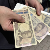 Yen dolar karşısında 1986'dan beri en düşük seviyesini gördü