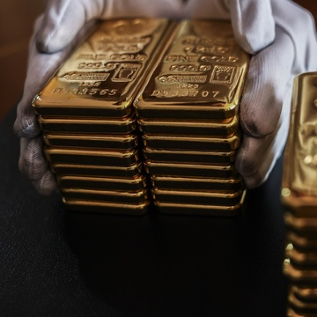 Altın, zayıf dolar ve faiz beklentileriyle yükseldi
