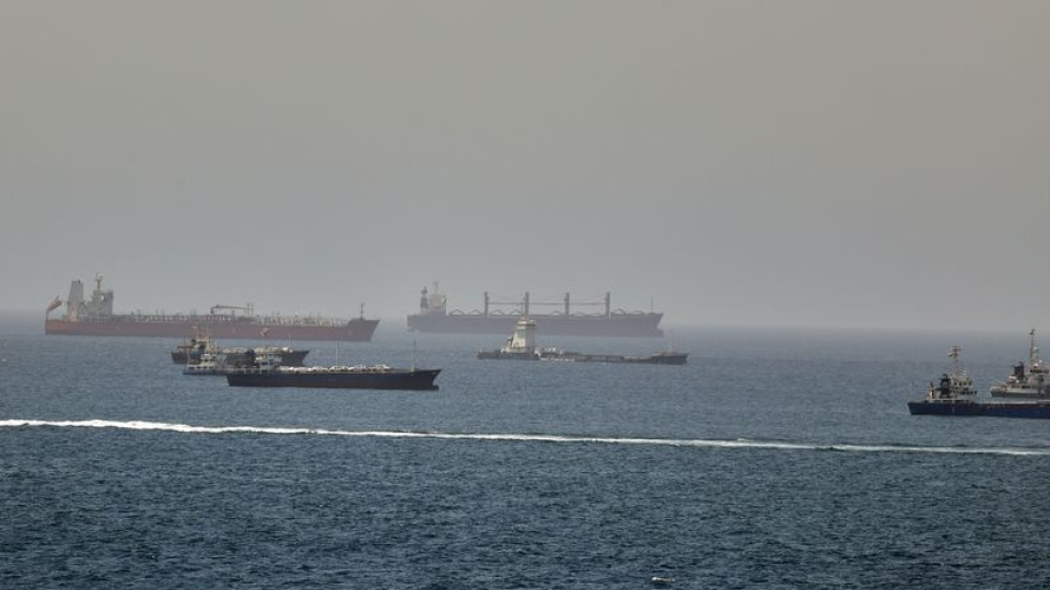 Hürmüz'de iki süper tanker vuruldu