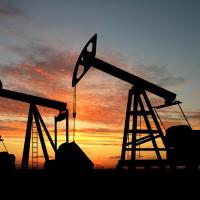Petrol, Suudi Arabistan’ın arzı yeniden artırması ve diplomasi umutlarıyla geriledi
