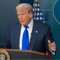 Trump, İran'la ilgili "karar aşamasında" olduğunu belirtti