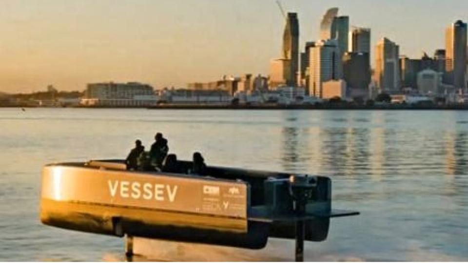 Yeni Zelanda merkezli Vessev şirketi su üstünde süzülen elektrikli feribot üretti
