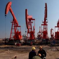 Petrol, Hürmüz’deki saldırıların arz endişelerini artırmasıyla yükseldi