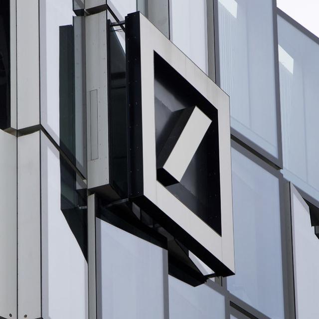 Deutsche Bank'a kara para aklamayı önlemesi için ek süre