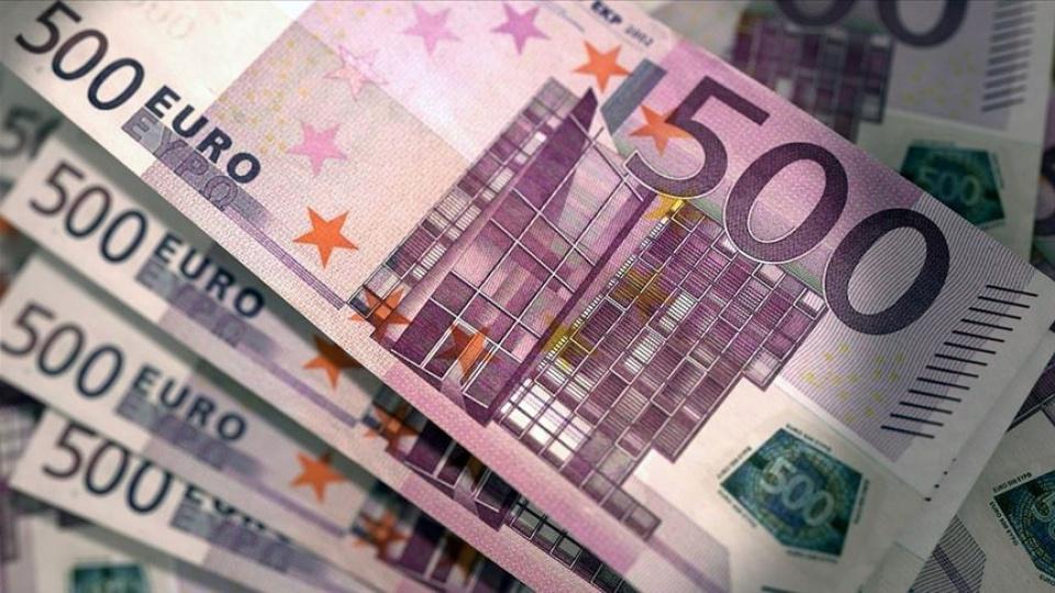 Avrupa genelindeki mali ve siyasi belirsizlikler euroyu dolar karşısında zayıflattı