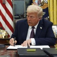 Trump'tan Rusya yaptırımlarını askıya alan kararnameye imza