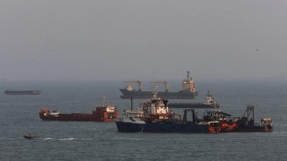 IRGC: Supertankers Hit Sea Mines in Strait of Hormuz