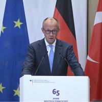 Merz'den Türk göçmenlerin Almanya'ya katkılarına övgü