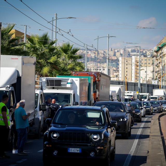 İtalya'da mazot protestosu yolları tıkadı, rafları boş bıraktı