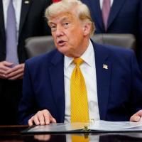 Trump: İran seçimler öncesi petrol fiyatlarını yükseltmeye çalışıyor